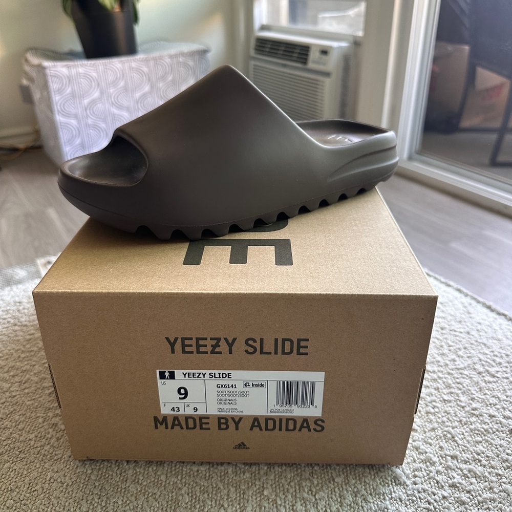 NWT adidas Yeezy Slide - Soot - Size 9